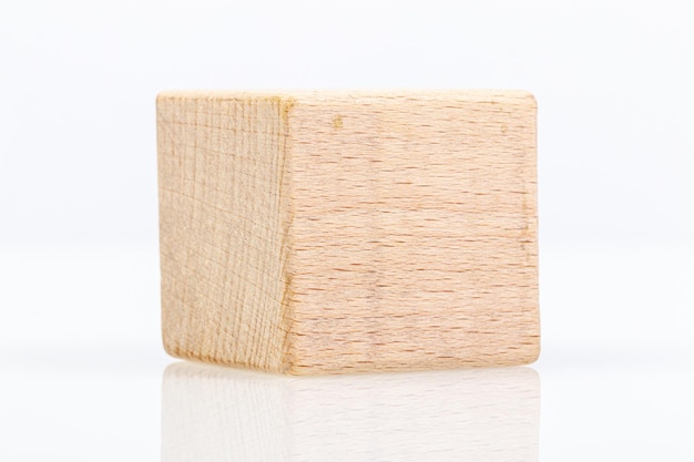 Cubi di legno su uno sfondo bianco