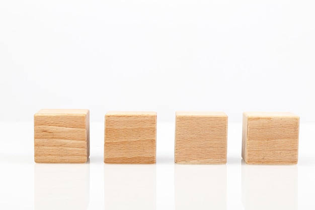 Cubi di legno su uno sfondo bianco