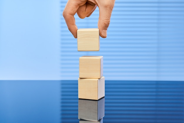 Cubi di legno su uno sfondo blu