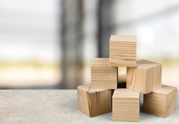 Cubi di legno sul fondo della tavola