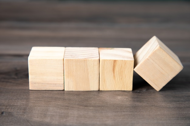 Cubi di legno sul tavolo