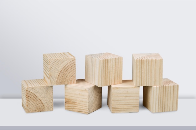 Cubi di legno sul tavolo