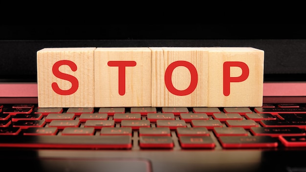 Cubi di legno sulla tastiera con la parola STOP