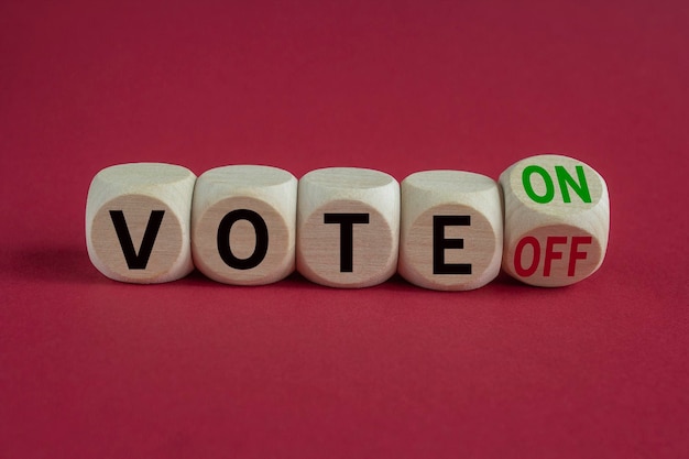 Cubi di legno trasformati e modifiche alle parole verdi Vota fuori per votare Bellissimo tavolo in legno