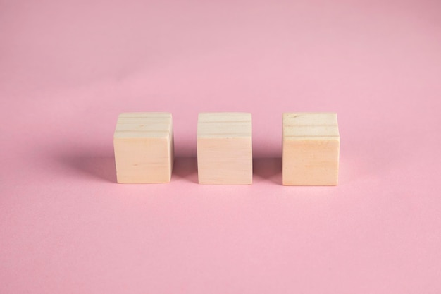 Cubi di legno vuoti su sfondo rosa