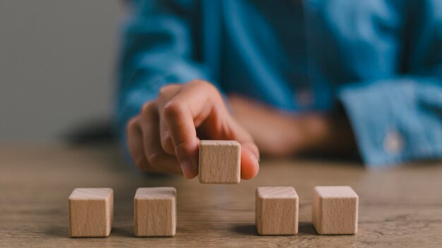 Cubi di legno vuoti sul tavolo con spazio per la copia cubi di Legno vuoti per la formulazione di input e un'icona infografica