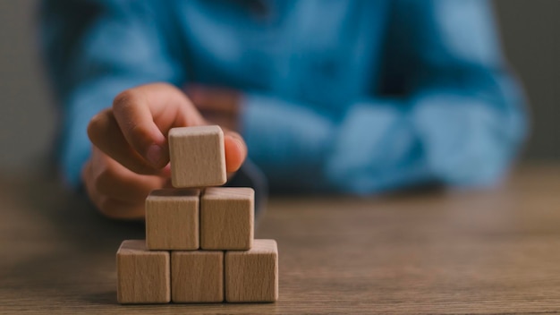 Cubi di legno vuoti sul tavolo con spazio per la copia cubi di Legno vuoti per la formulazione di input e un'icona infografica