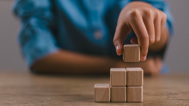 Cubi di legno vuoti sul tavolo con spazio per la copia cubi di Legno vuoti per la formulazione di input e un'icona infograficax9