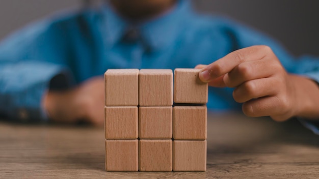 Cubi di legno vuoti sul tavolo con spazio per la copia cubi di Legno vuoti per la formulazione di input e un'icona infograficax9