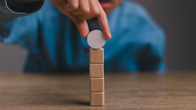 Cubi di legno vuoti sul tavolo con spazio per la copia cubi di Legno vuoti per la formulazione di input e un'icona infograficax9