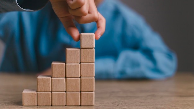 Cubi di legno vuoti sul tavolo con spazio per la copia cubi di Legno vuoti per la formulazione di input e un'icona infograficax9