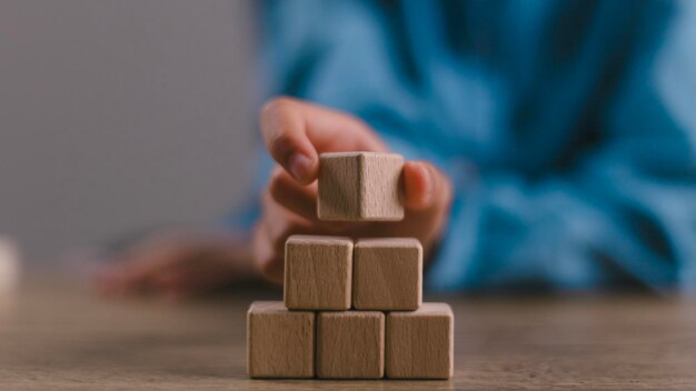 Cubi di legno vuoti sul tavolo con spazio per la copia cubi di Legno vuoti per la formulazione di input e un'icona infograficax9