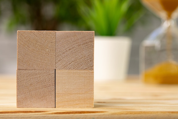 Cubi di legno vuoti sul tavolo da lavoro per ufficio