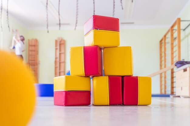 Cubi di schiuma giocattolo nella palestra di una scuola materna