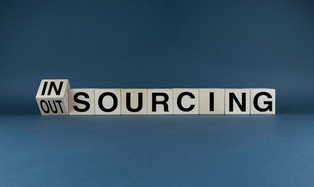 Cubi formano parole Insourcing o Outsourcing Business concept