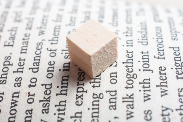 Cubi giocattolo in legno posizionati su una pagina del libro