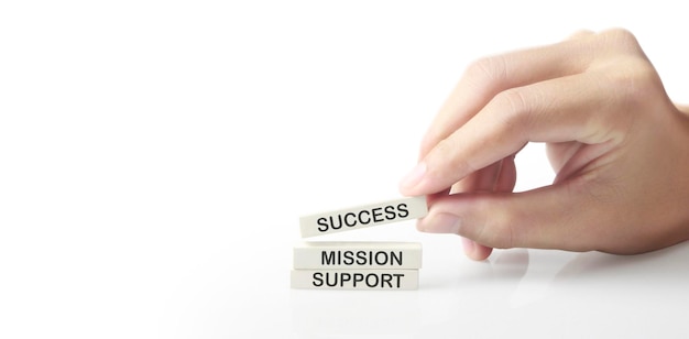 Cubo con parole successo azienda supporto qualità missione affari in mano sviluppo personale