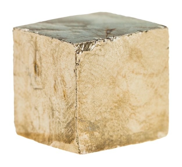 Cubo di cristallo di pirite isolato su bianco