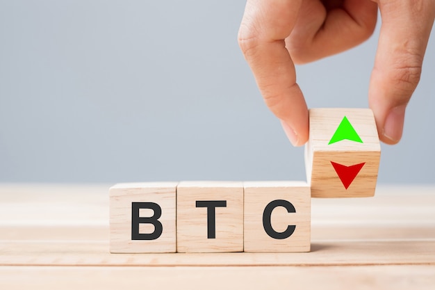 cubo di legno cambia mano uomo con btc