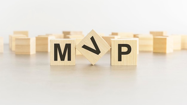 Cubo di legno con la lettera della parola mvp mvp Minimum Viable Product