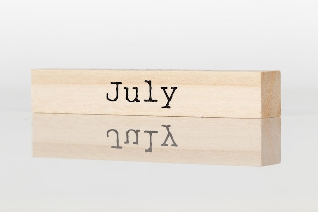 Cubo di legno con la scritta luglio su sfondo bianco