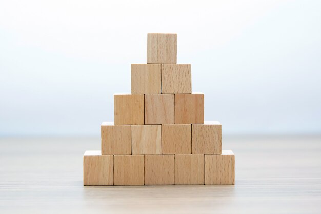 Cubo di legno impilato a forma di piramide senza grafica.