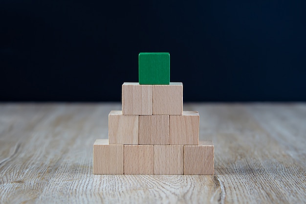 Cubo di legno impilato a forma di piramide senza grafica.