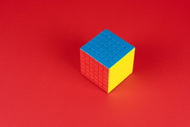 Cubo di puzzle colorato su sfondo rosso