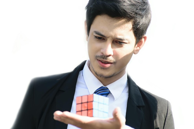 Cubo di Rubik in mano