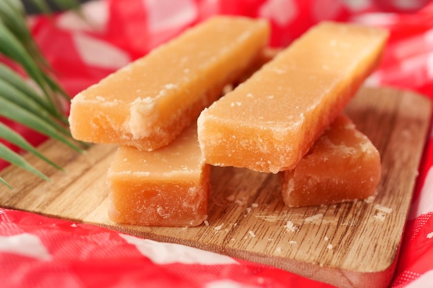 Cubo di zucchero di canna tradizionale su tavola