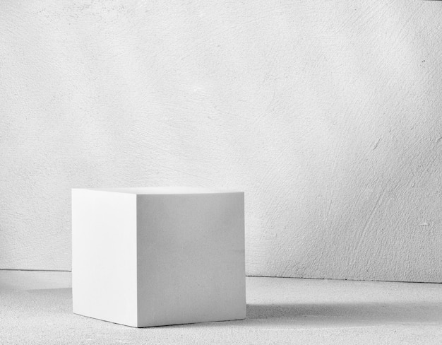 Cubo grigio su sfondo concreto Sfondo per la presentazione del prodotto