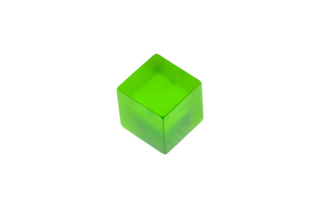 cubo trasparente verde isolato su sfondo bianco