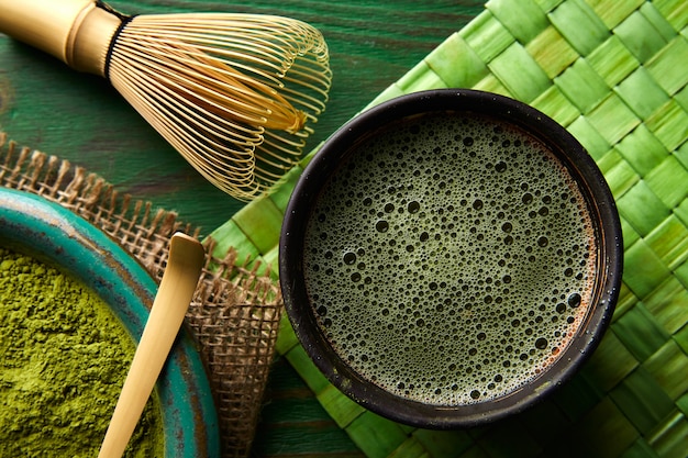 Cucchiaino e cucchiaino di bambù in polvere di tè Matcha