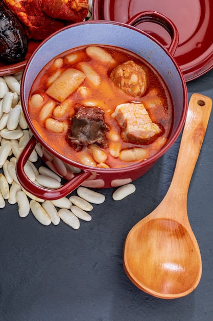 Cucchiaio appetitoso. Fabada asturiana, piatto tipico delle Asturie (Spagna).