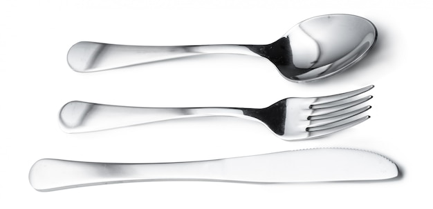 Cucchiaio, coltello e forchetta isolati su superficie bianca