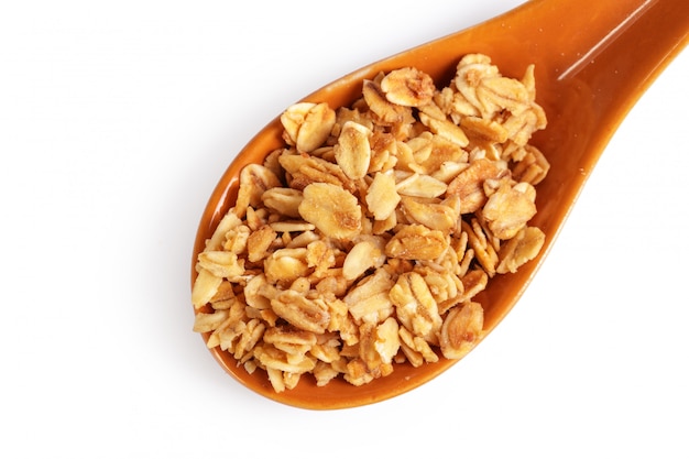 Cucchiaio con muesli su bianco