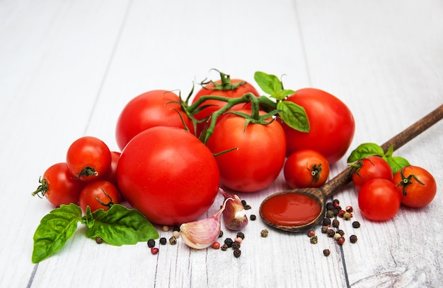 Cucchiaio con salsa di pomodoro