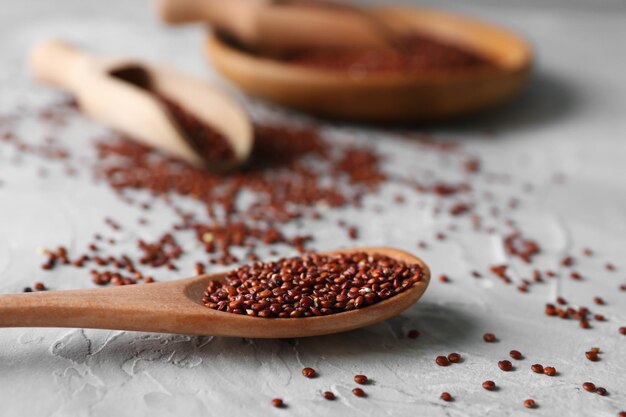 Cucchiaio con semi di quinoa sul tavolo