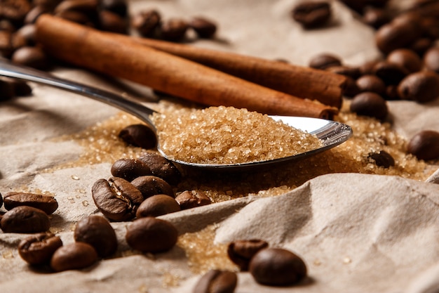 Cucchiaio con zucchero di canna e chicchi di caffè