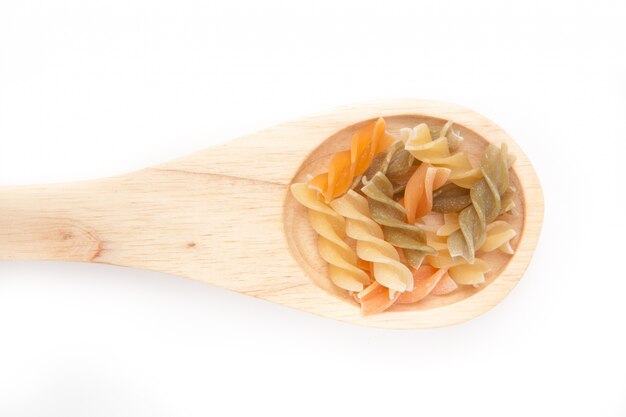 Cucchiaio di legno con pasta