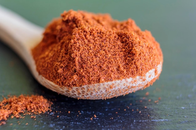 Cucchiaio di legno con polvere di peperoncino cayenne