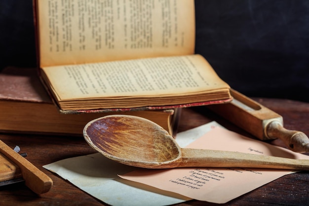 Cucchiaio di legno e un libro vintage