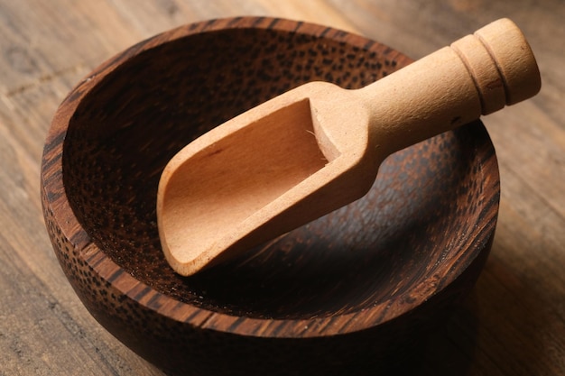 cucchiaio di legno in una ciotola di legno di palma posate realizzate con materiali naturali