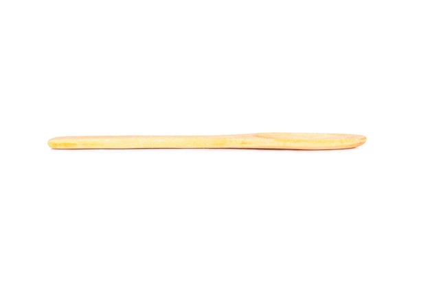 Cucchiaio di legno isolato su sfondo bianco.