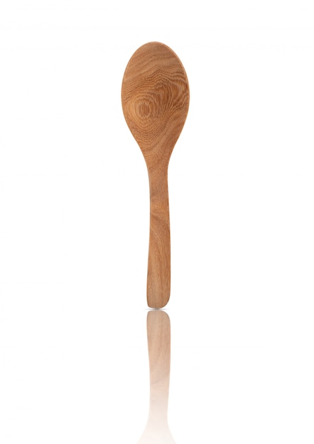 cucchiaio di legno su sfondo bianco isolato
