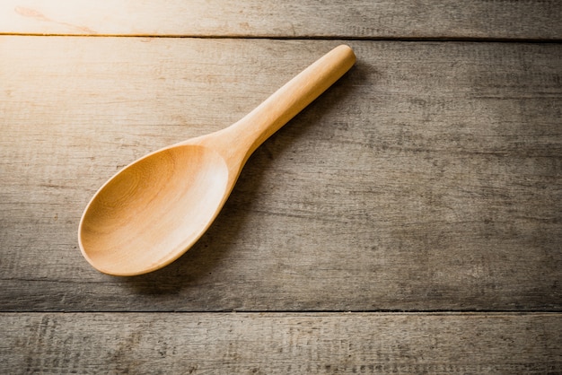 Cucchiaio di legno usato su fondo di legno