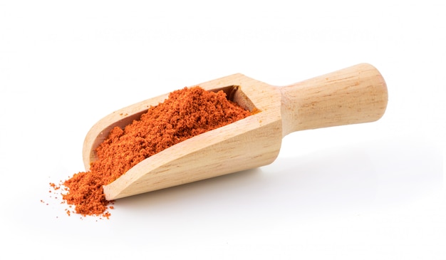 Cucchiaio di polvere di paprika isolato su sfondo bianco