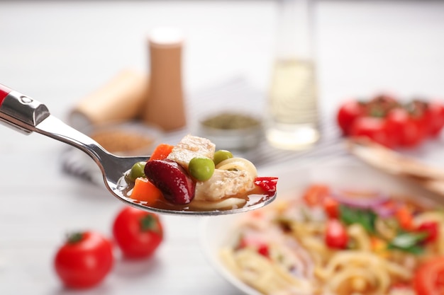 Cucchiaio di zuppa di tortilla di pollo