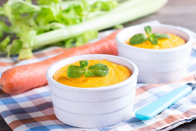 Cucchiaio e casseruola con gustoso soufflé di carote