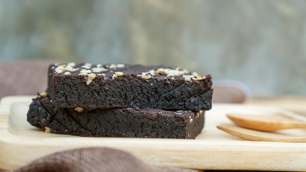 Cucchiaio e forchetta della torta dei brownies su una tavola di legno